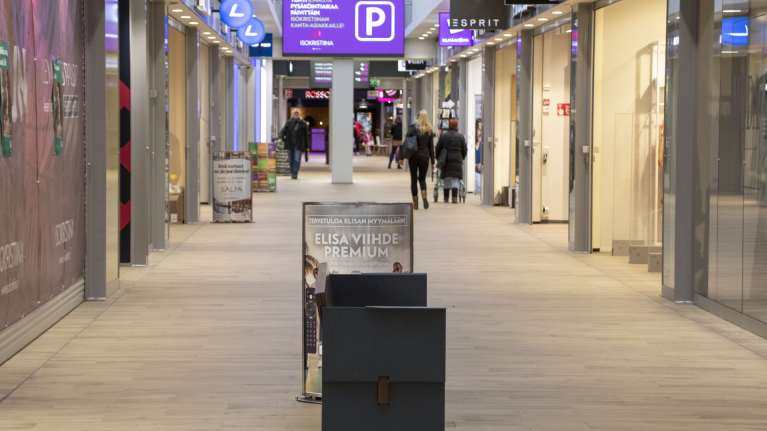 Kauppakeskus IsoKrisiitinan hiljainen käytävä.
