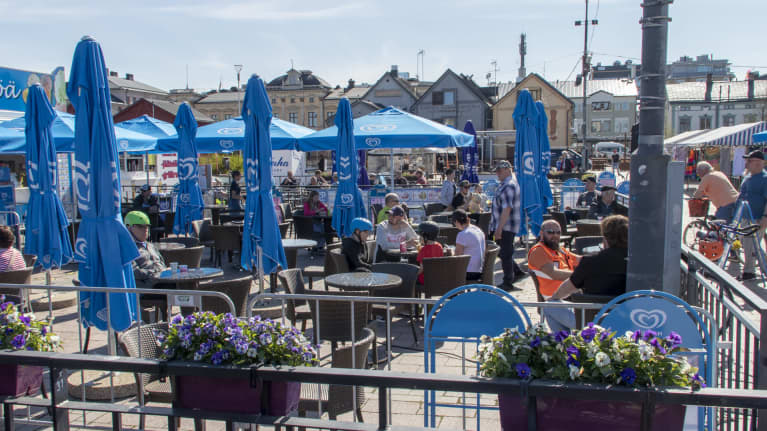 Oulun torilla ihmisiä terassilla