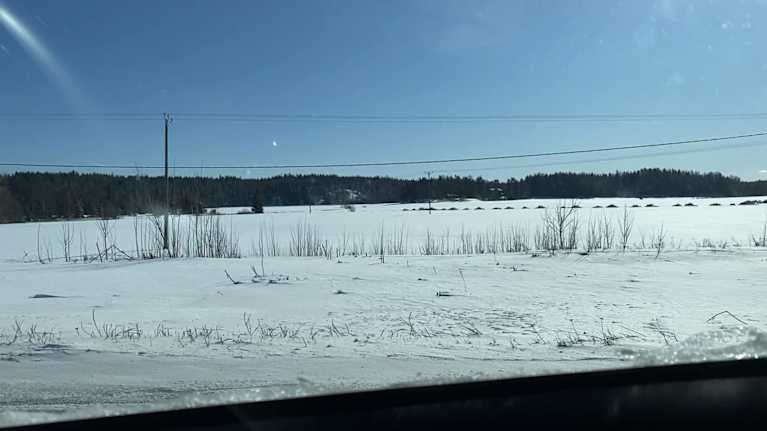Vinterlandskap över åker