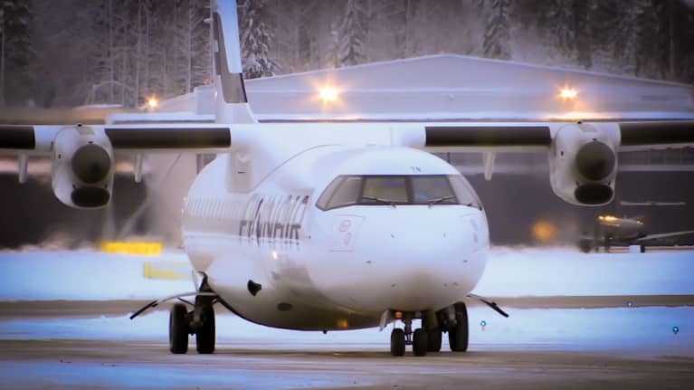 Finnairin matkustajakone rullaa talvisella kiitotiellä.