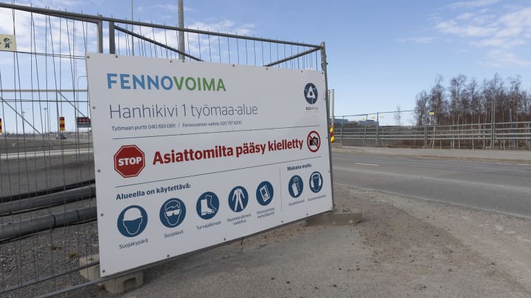 Hanhikiven voimalan rakennustyömaa n portti Pyhäjoella