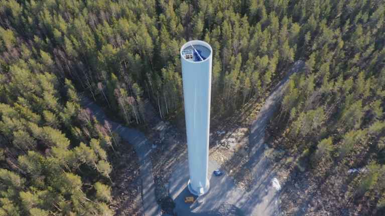 Vindkraftsbygge i Malax. Pelaren på plats men inga vingar.
