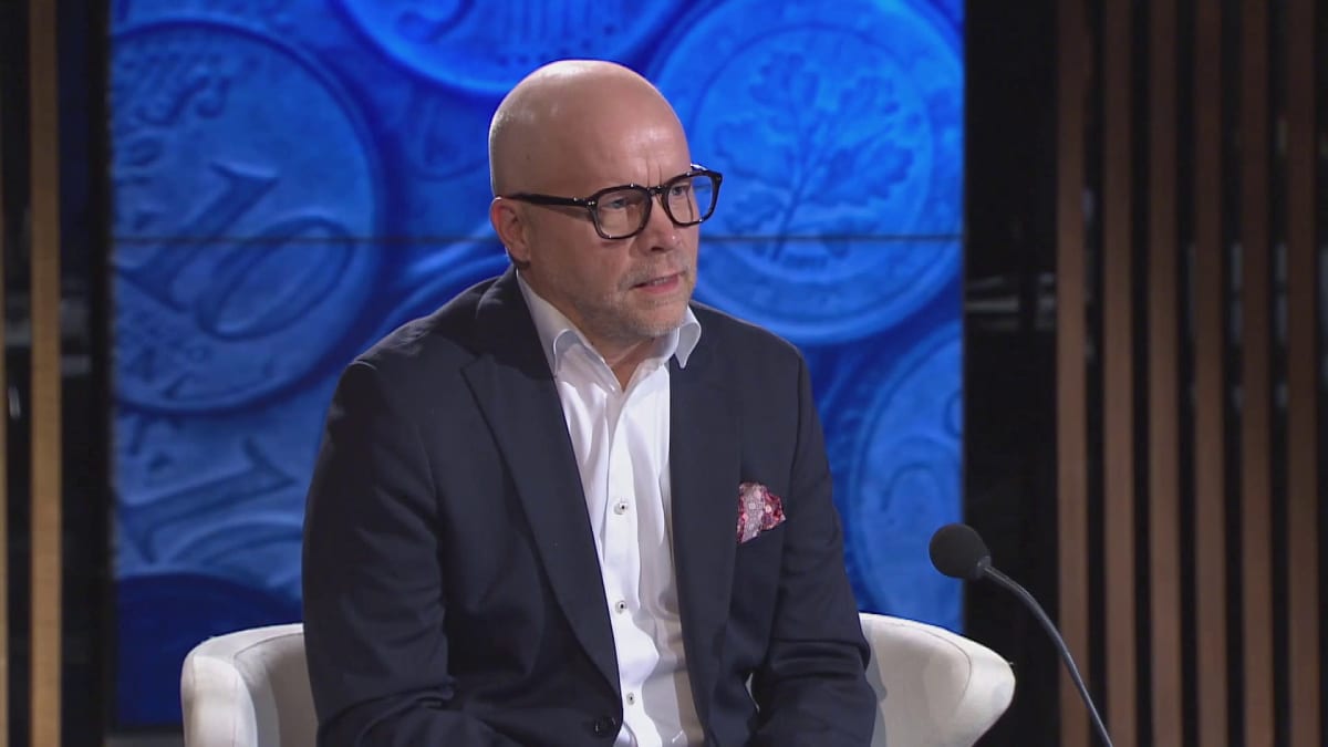 Etlan Aki Kangasharju istuu A-studion studiossa. 
