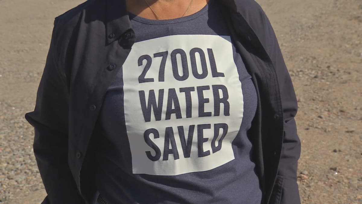 Kierrätyskuidusta tehdyn t-paidan valmistus säästää 2 700 litraa vettä. 