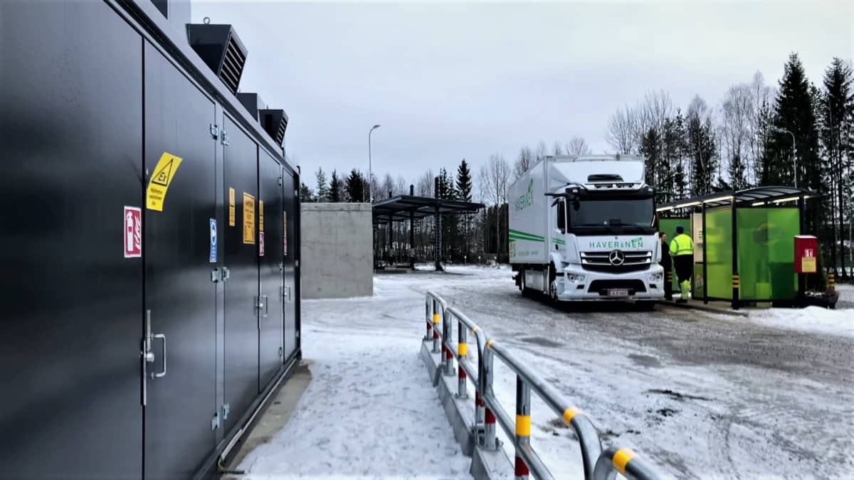 Biokaasukäyttöinen jakeluauto tankkaa biokaasuasemalla Oulun Ruskossa.