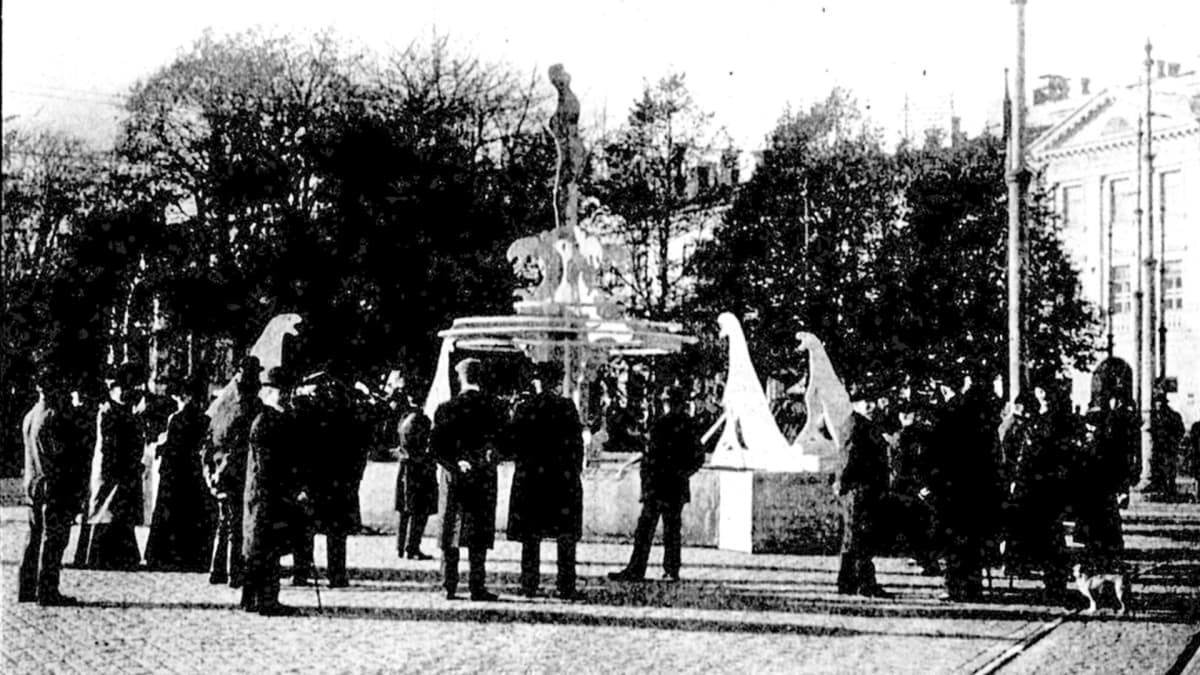Havis Amandan puista mallia sovitetaan Kauppatorille lokakuussa 1906.