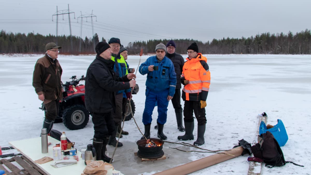 Jäälin järven kunnostus, miehiä nuotiokahvilla