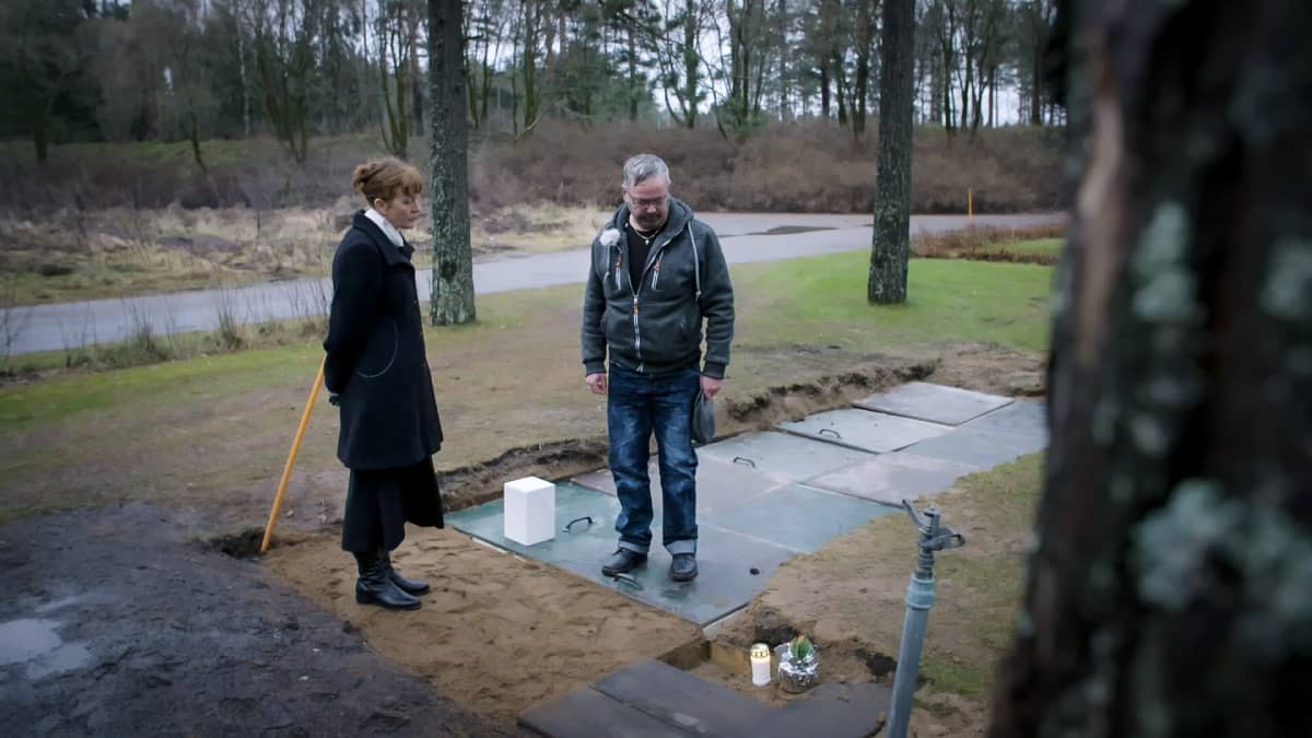 Suntio ja Arvi Kalju seisovat Harri Juhanin haudalla.