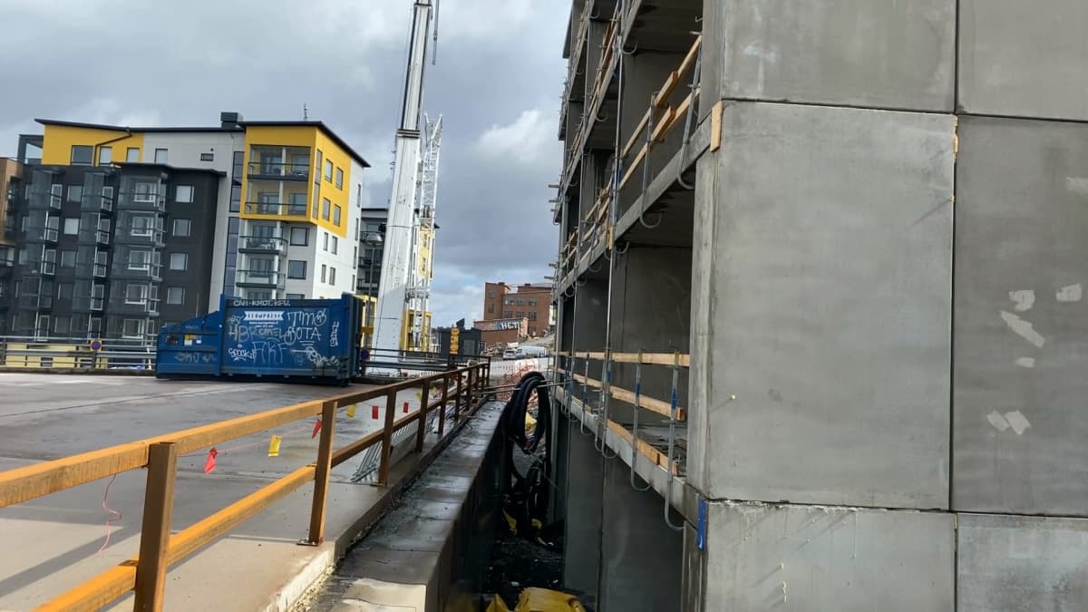 Rakenteilla oleva betonielementtikerrostalo Tampereen Santalahdessa