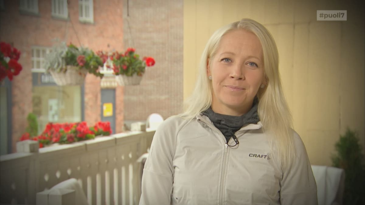 Kaisa Mäkäräinen antaa kirjavinkin Puoli seitsemän -ohjelmassa
