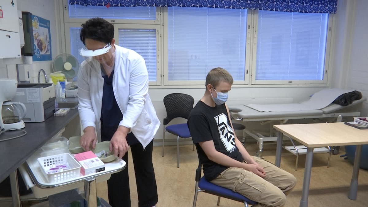 Koululainen Roni Petranen istuu kouluterveydenhoitajan vastaanotolla saamassa HPV-rokotteen