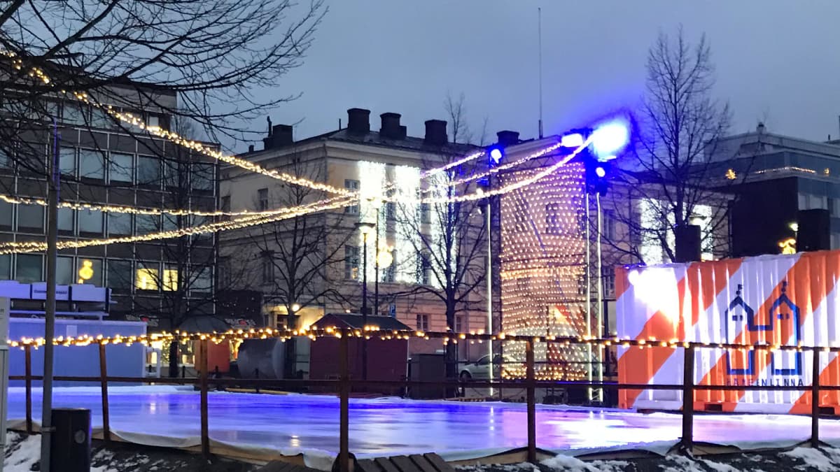 luistelukenttä Hämeenlinnan torilla