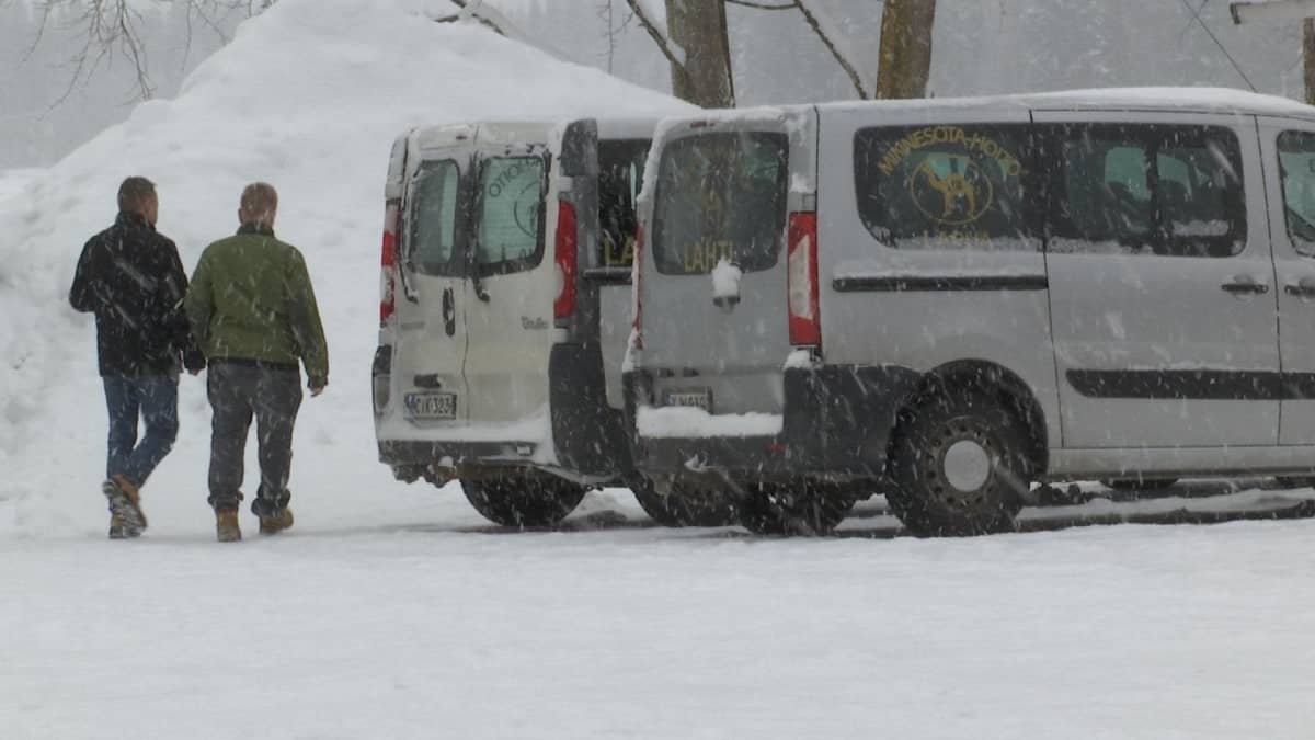 Minnesota-hoitoyksikön pihalla Lapualla kaksi miestä ja autoja