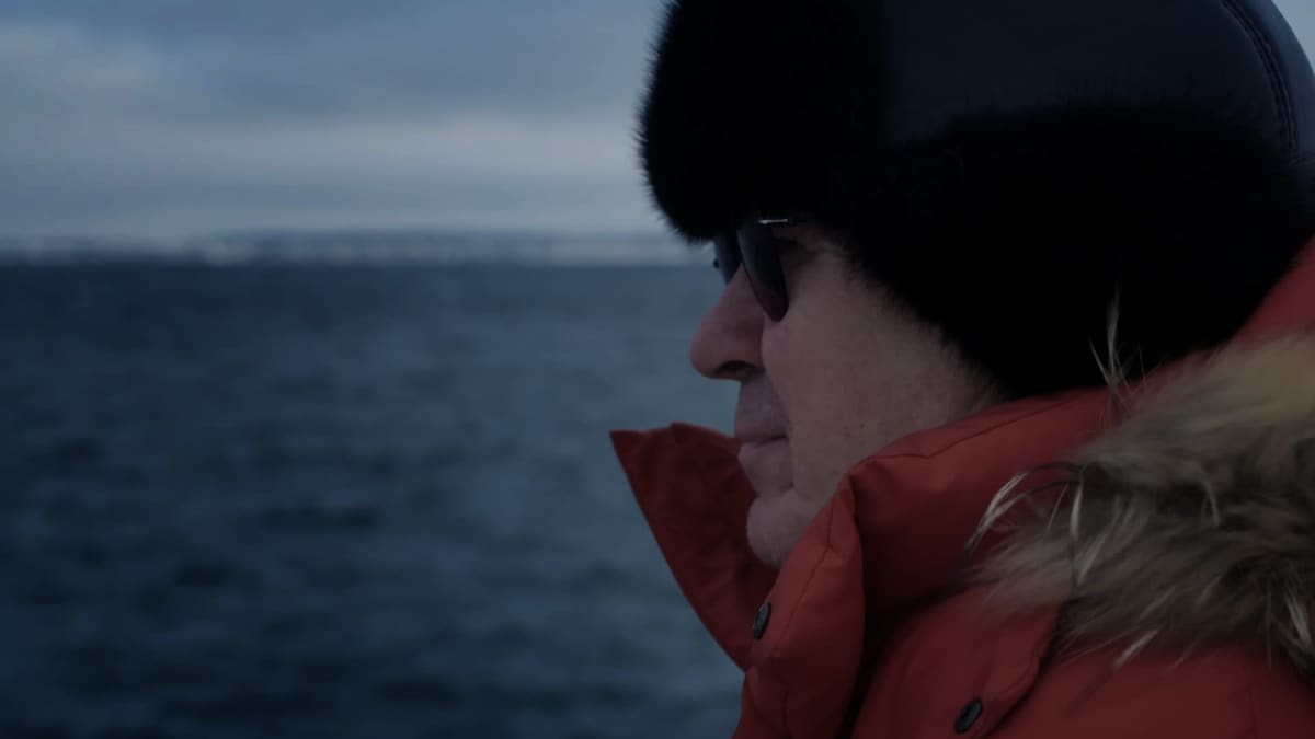 Virolainen toimittaja Andres Raid katselee merelle.