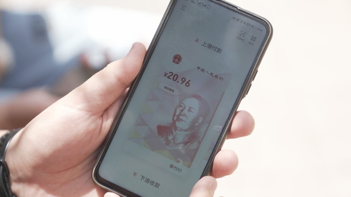 Kiinan digitaalisen valuutan kuva kännykän ruudulla