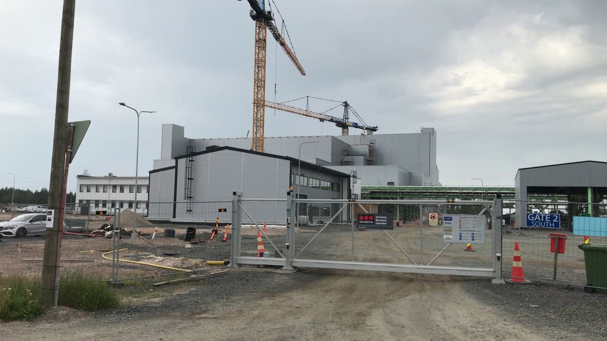 Harmaa teollisuushalli BASF:n rakennustyömaalla Harjavallassa