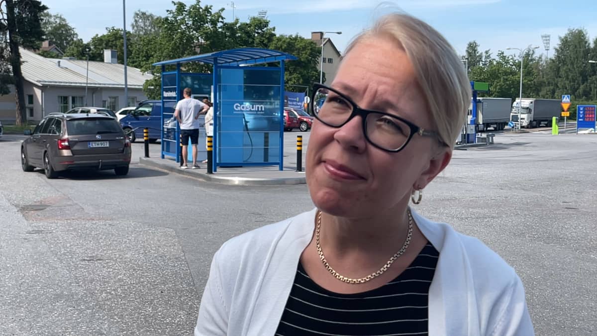 Lähitapiola Länsi-Suomen korvausjohtaja Elina Väinölä-Mäki kaasutankkausaseman edustalla.