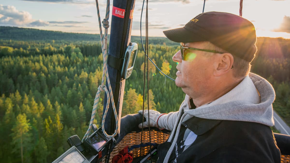 Markku Sipinen lentä kuumailmapalloa