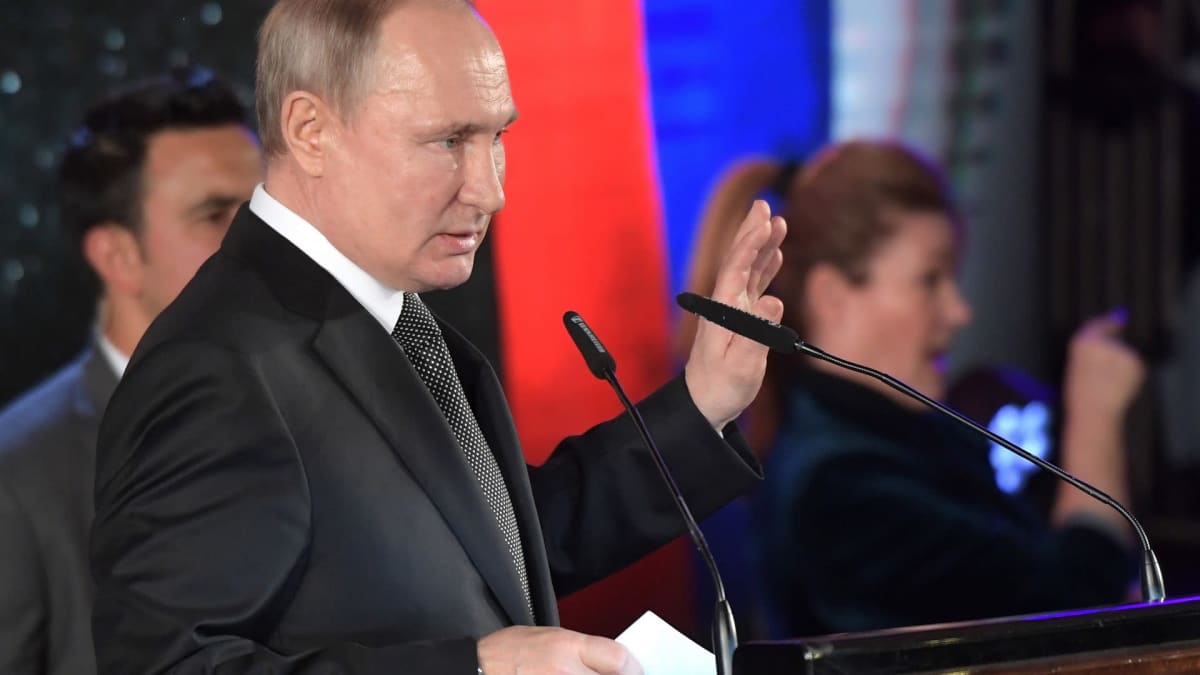Vladimir Putin puhujakorokkeella.