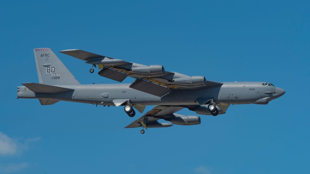 Yhdysvaltain ilmavoimien B-52 -pommikone on laskeutumassa. Taustalla näkyy sinistä taivasta.