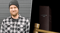 En person klädd i en flanellskjorta och en mössa stående bredvid ett juridiskt objekt.