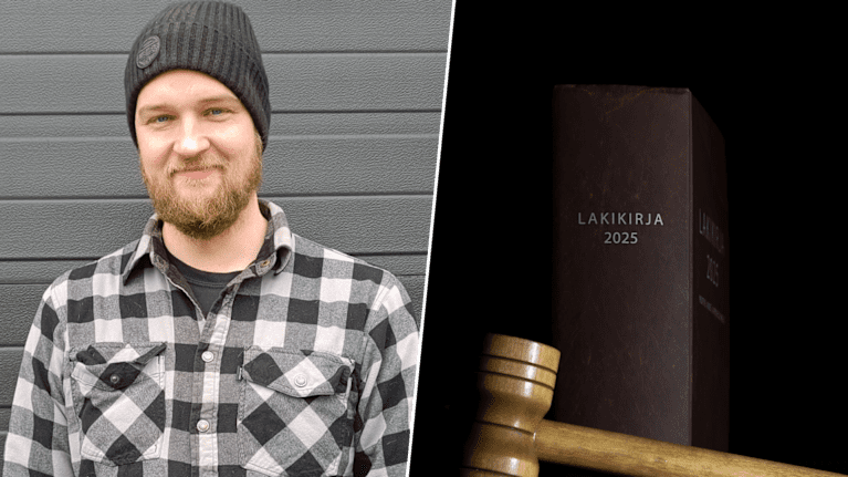 En person klädd i en flanellskjorta och en mössa stående bredvid ett juridiskt objekt.