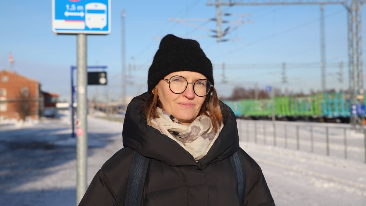 Susanna Chazalmartin odottaa junaa Kemin rautatieasemalla.
