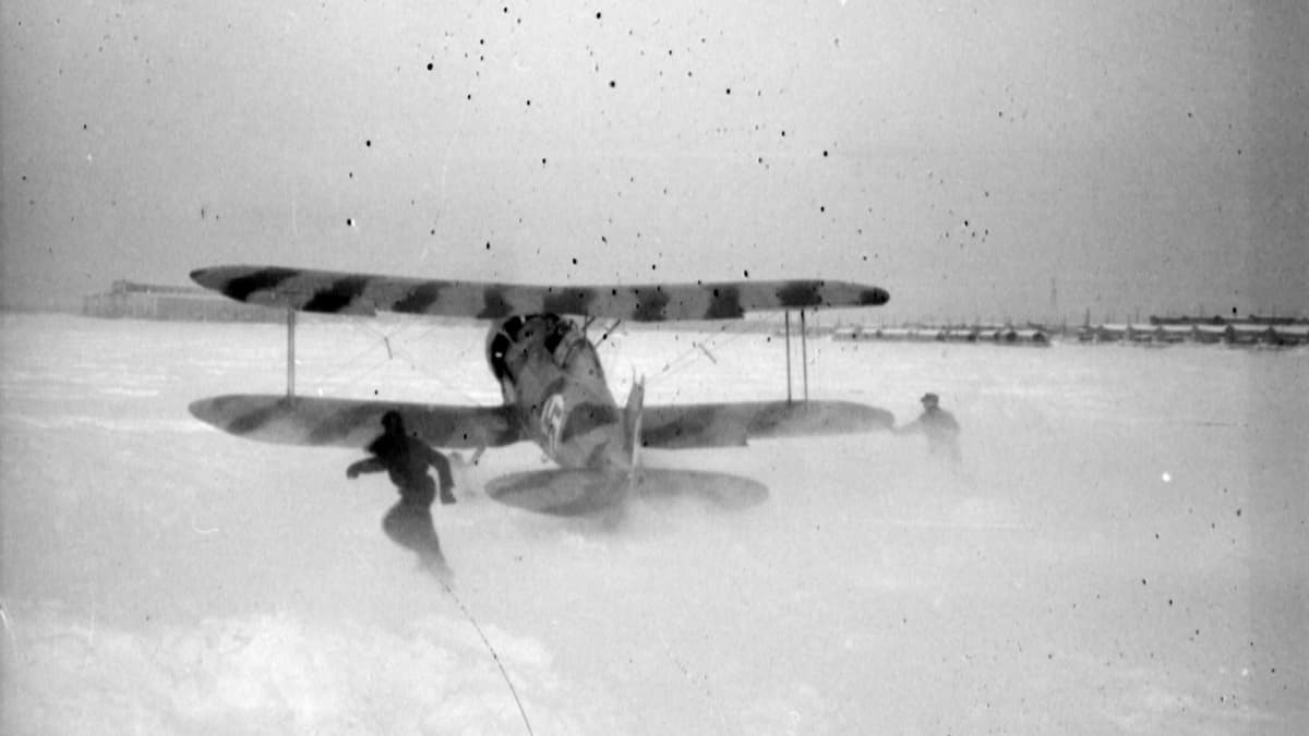 Ruotsalaisten vapaaehtoisten Lentorykmentti 19:n Gloster Gladiator -hävittäjälentokone nousukiidossa meren jäällä Veitsiluodon edustalla talvisodan aikana.
