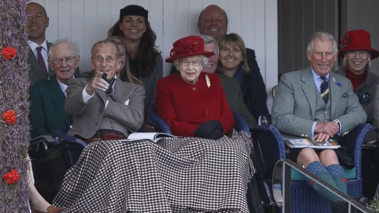 prinssi Philip, kuningatar Elisabet ja prinssi Charles istumassa katsomossa.