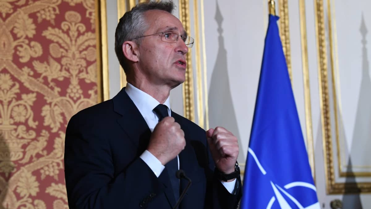 Sotilasliitto Naton pääsihteeri Jens Stoltenberg lehdistötilaisuudessa Pariisissa 10. joulukuuta 2021.