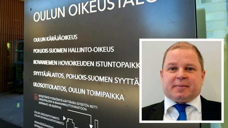 Kaksoiskuva, jossa näkyy Oulun oikeustalon opastekyltti ja kuva-alan oikeassa alakulmassa kravattikaulaisen Ilkka Revon kuva.