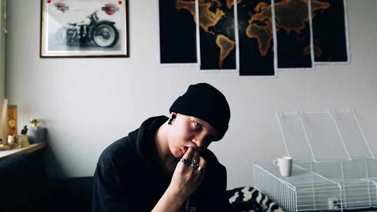 Jesper Hotti lägger snus i munnen.