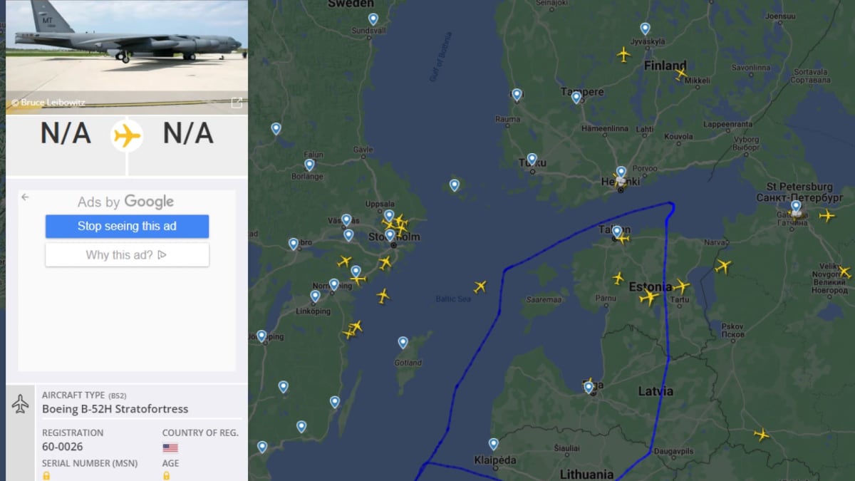 Kuvakaappaus Flightradar-sivustolta, jossa näkyy yhdysvaltalaisen pommikoneen reitti Suomenlahdella.