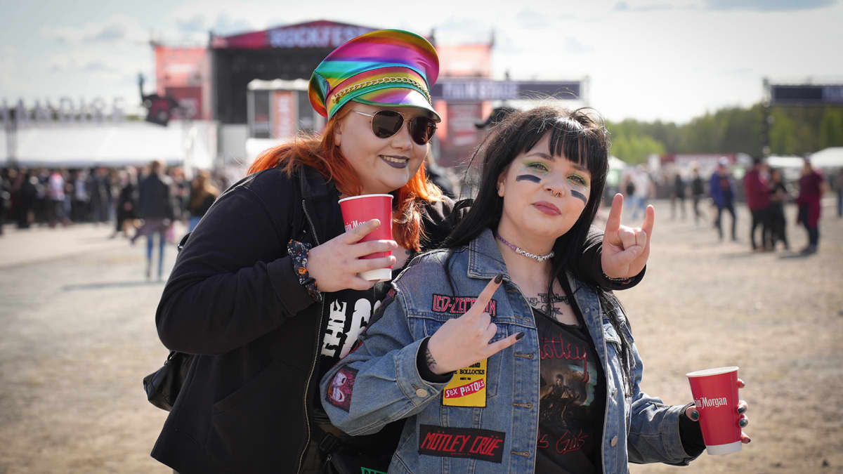 Rockfestin yleisöä, Taina Vertanen ja Isabella Piili. 