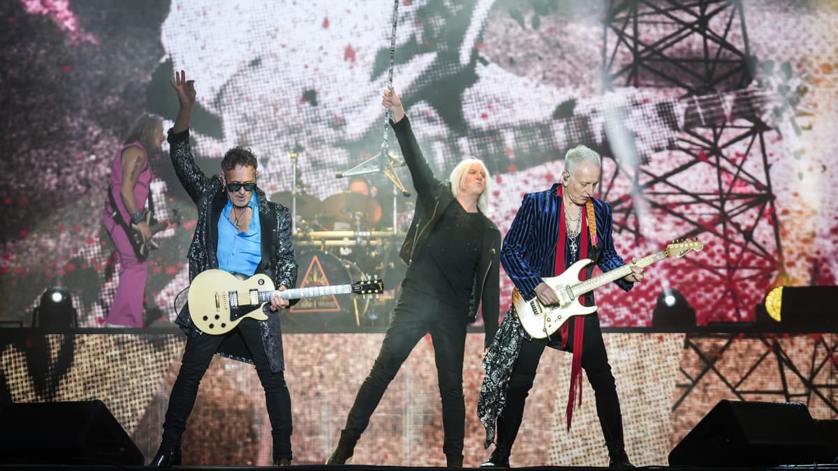 Def Leppard esiintyy Rockfestillä. 