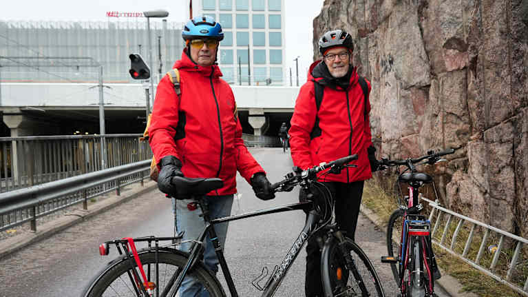 Veli Halsti and Heikki Halsti photographed with bikes in Pasila. 