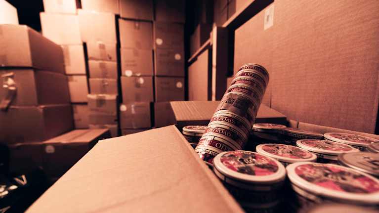 Snusdosor och snustorn i ett lager.