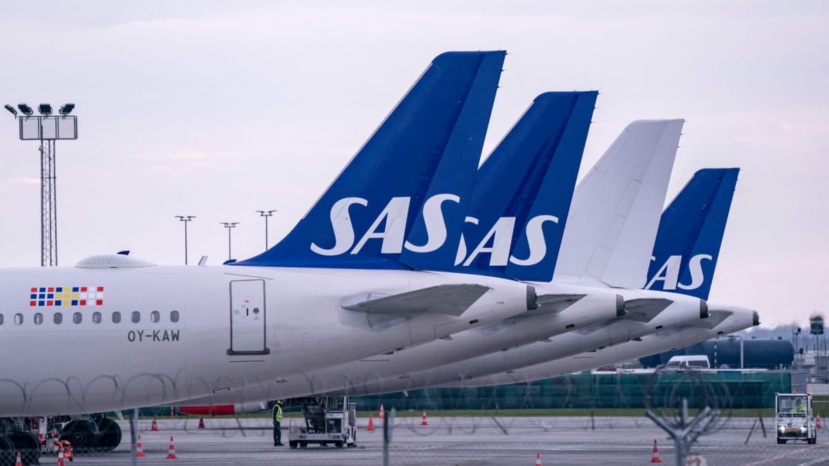 SAS-lentoyhtiön Airbus A320-lentokoneita parkissa lentoasemalla Kööpenhaminassa.