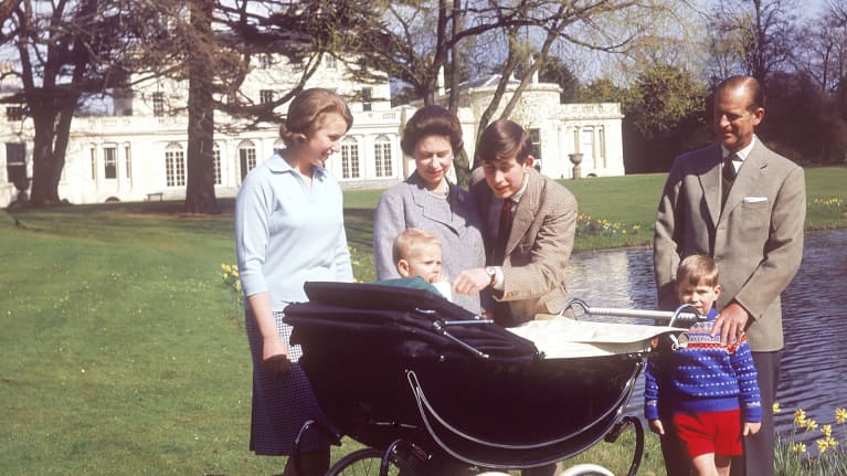 Kuningatar Elisabet ja prinssi Philip lastensa Annen, Charlesin, Andrew'n ja Edwardin kanssa