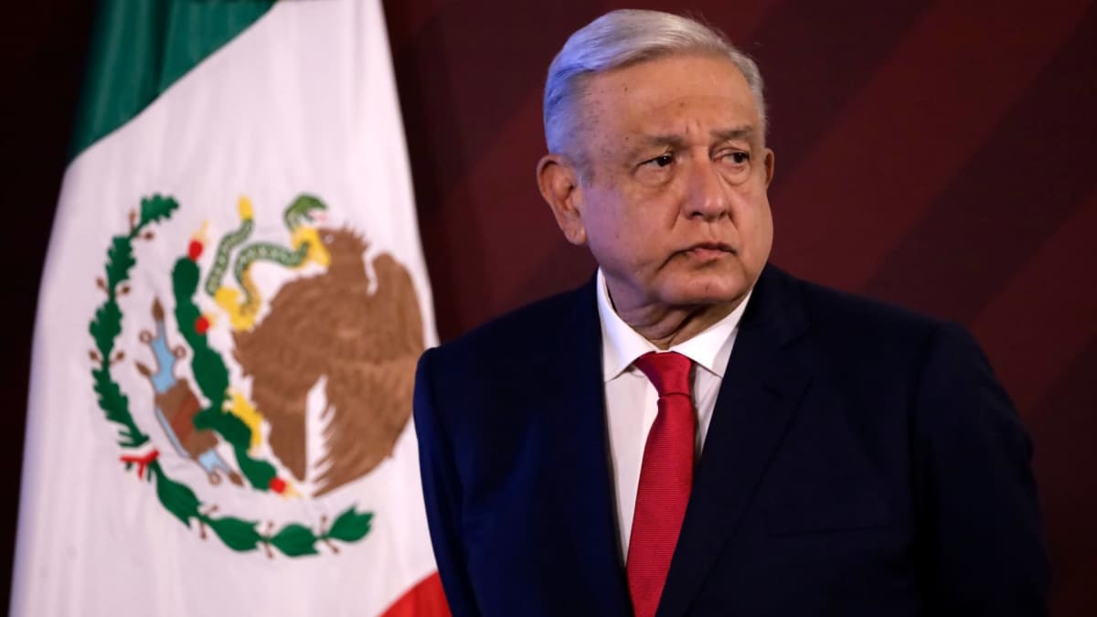 Meksikon presidentti Andres Manuel Lopez Obrador seisoo lehdistötilaisuudessa. Taustalla Meksikon lippu.
