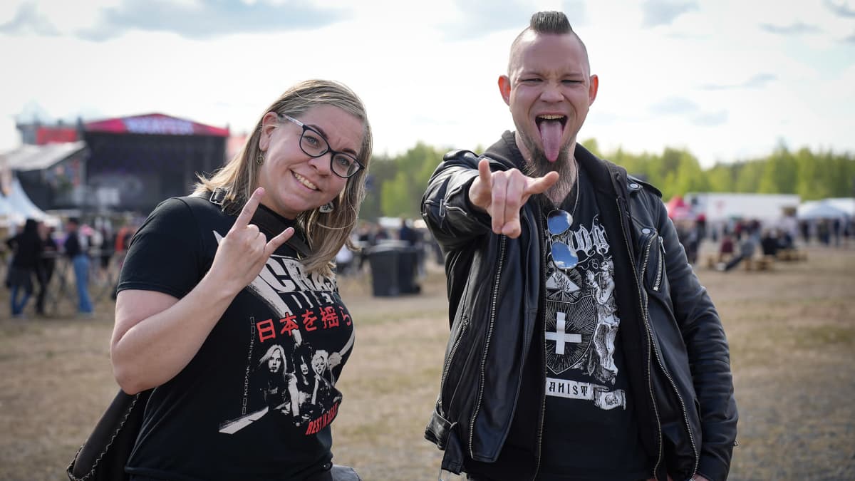 Rockfestin yleisöä, Niina Kökkö ja Joni Sipiläinen. 