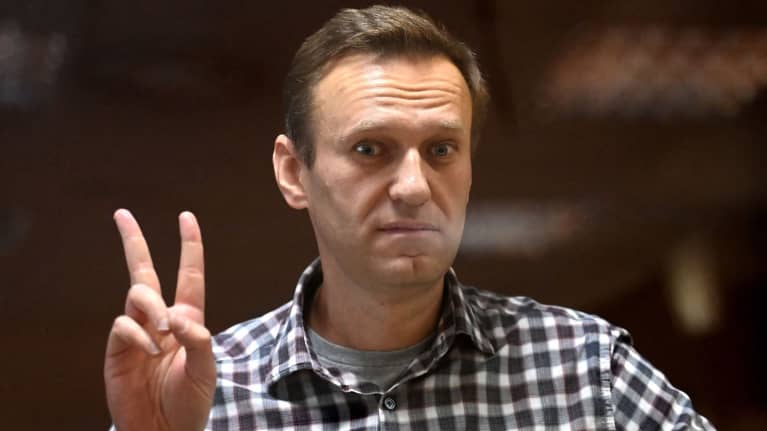 Venäläinen oppositiovaikuttaja Aleksei Navalnyi oikeudenkännissä.