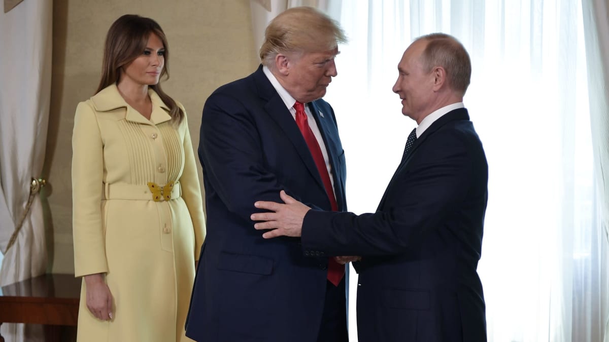 Melania Trump katsoo, kun Donald Trump ja Vladimir Putin kättelevät.