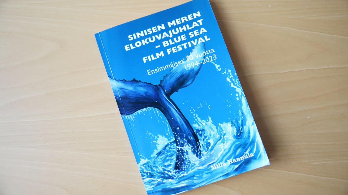 Sinisen värinen kirja Sinisen meren elokuvajuhlista on pöydällä.