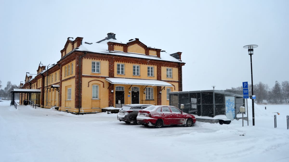 Vaasan Tullipakkahuone talviasussa sisäsatamassa. Kaksi autoa on pysäköity talon edustalle.
