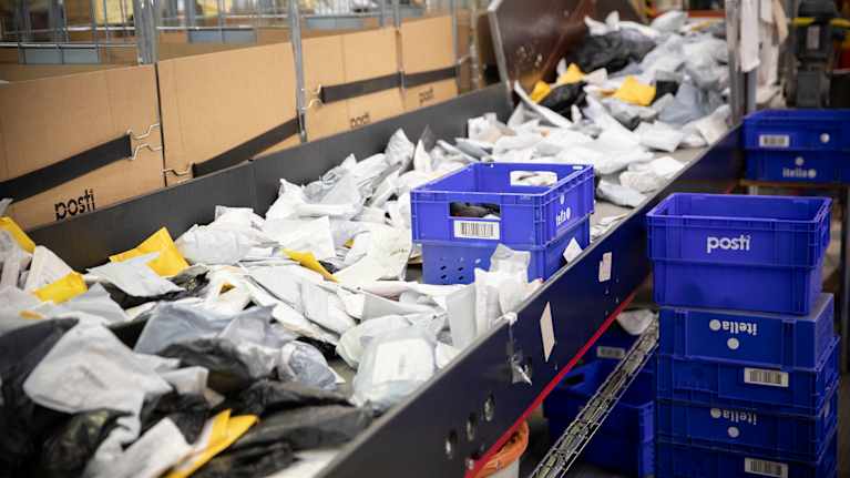 Small packages of cheap goods are also coming to Finland in huge quantities. Photo: Marja Väänänen / Yle