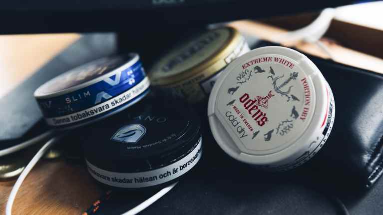 Närbild på snusdosor.