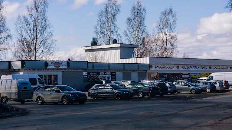 Parkeringsplats utanför ett köpcenter i Haparanda.