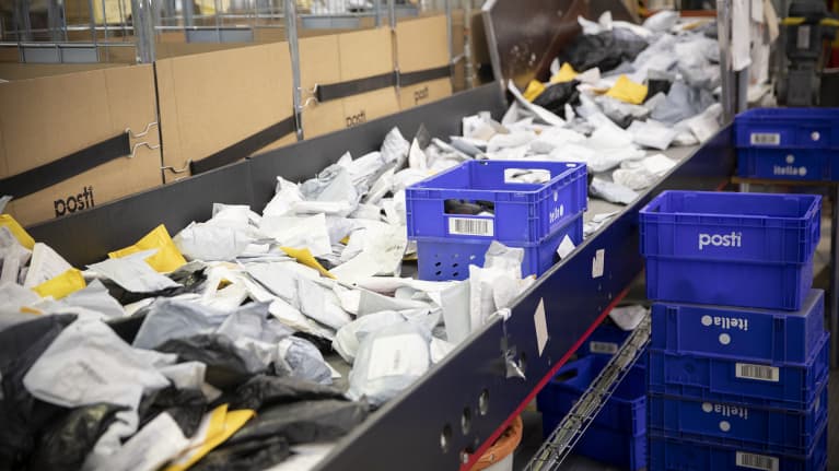 Halpatavaroiden pikkupaketteja tulee myös Suomeen valtavia määriä. Kuva: Marja Väänänen / Yle