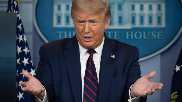 Presidentti Donald Trump pitää koronakatsausta Valkoisen talon lehdistöhuoneessa.